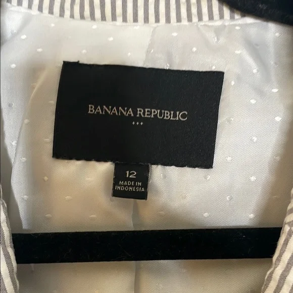 Banana Republic Black and White Blazer with Notched Lapels - Picture 2 of 4